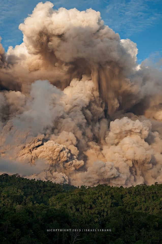 Karangetang - coulée pyroclastique  et nuage co-pyroclastique du 7 mai 2015 - photo Israel Lebang / via Twitter