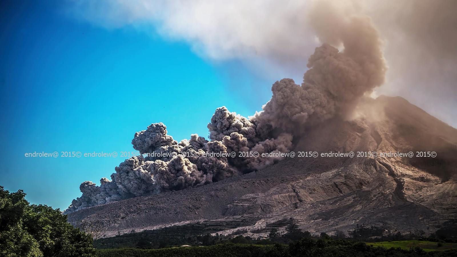 Sinabung  et une coulée pyroclastique, vus du sud-est, le 29 juin à 15h02 et 15h08 - photos endrolew@