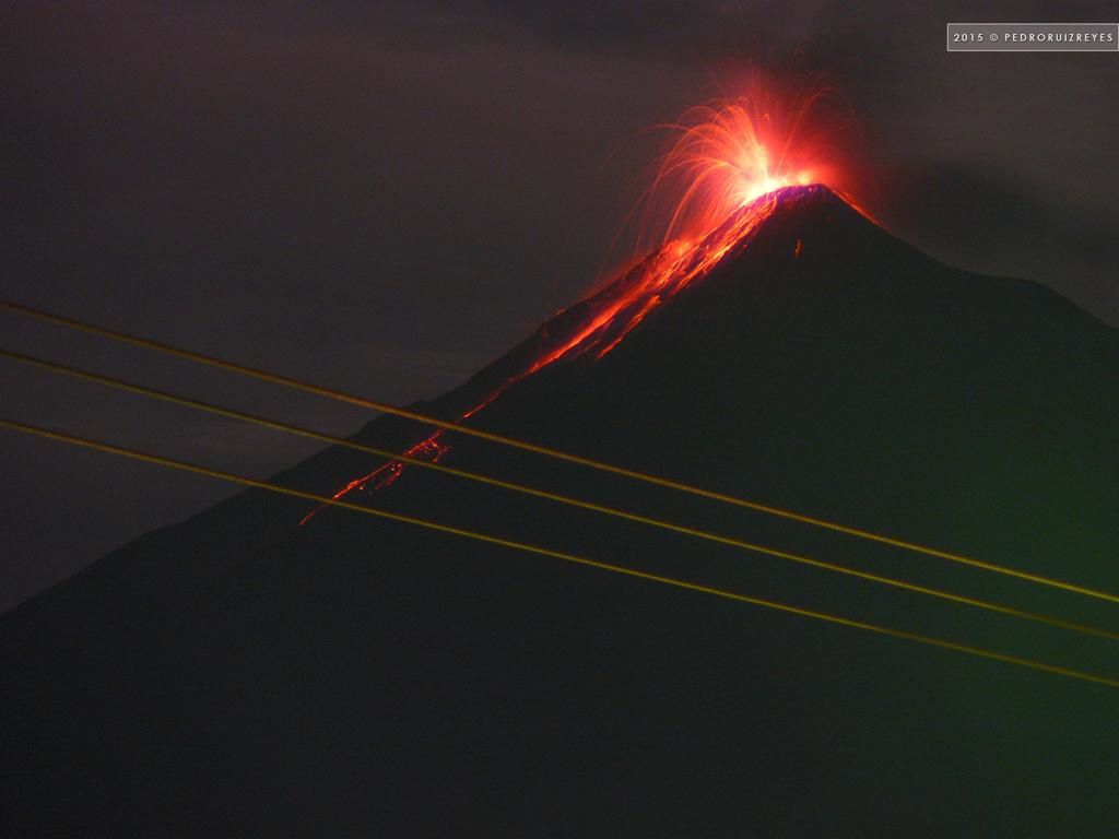 Volcan Fuego 30 June 2015 - 2:10 AM local time - Photo: Pedro Ruiz Reyes / via Shérine France