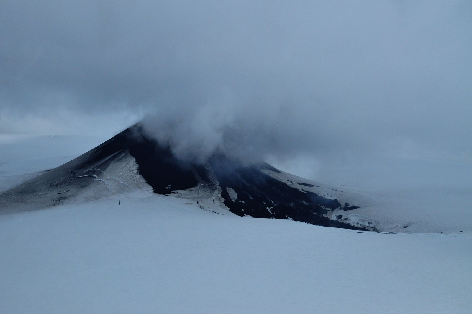 Central vent in the caldera Veniaminof - photo by Cyrus 08.2014 Read / AVO