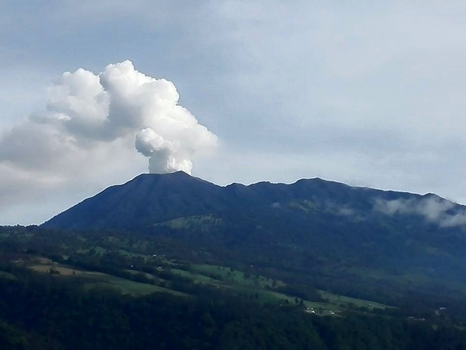 Le Turrialba et sa "tour blanche " de vapeur en journée du 17 octobre 2015 - photo via Facebook