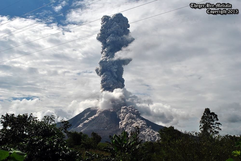Sinabung - 10.31.2015 - explosion plume and pyroclastic flow of 2:48 p.m., from Perteguhen - photo Theger Bre Meliala