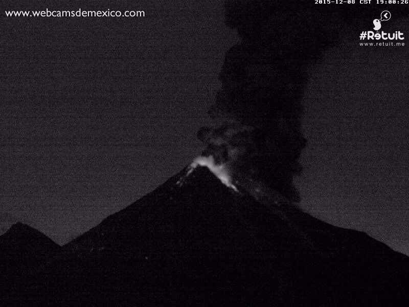 accompanied by plumes of ash amount between 3,000 and 3,200 meters. Colima - two explosions respectively at 6:56 p.m. and 6:58 p.m.  - via Webcamsde Mexico / Retuit