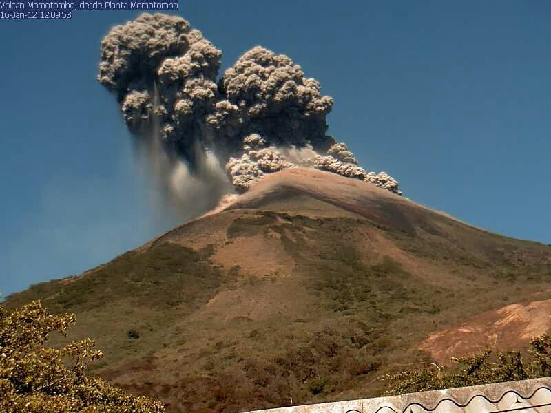 Momotombo - 12.01.2016 / 12h09 - début de l'explosion et des coulées pyroclastiques - photo Red Sismologica de Nicaragua