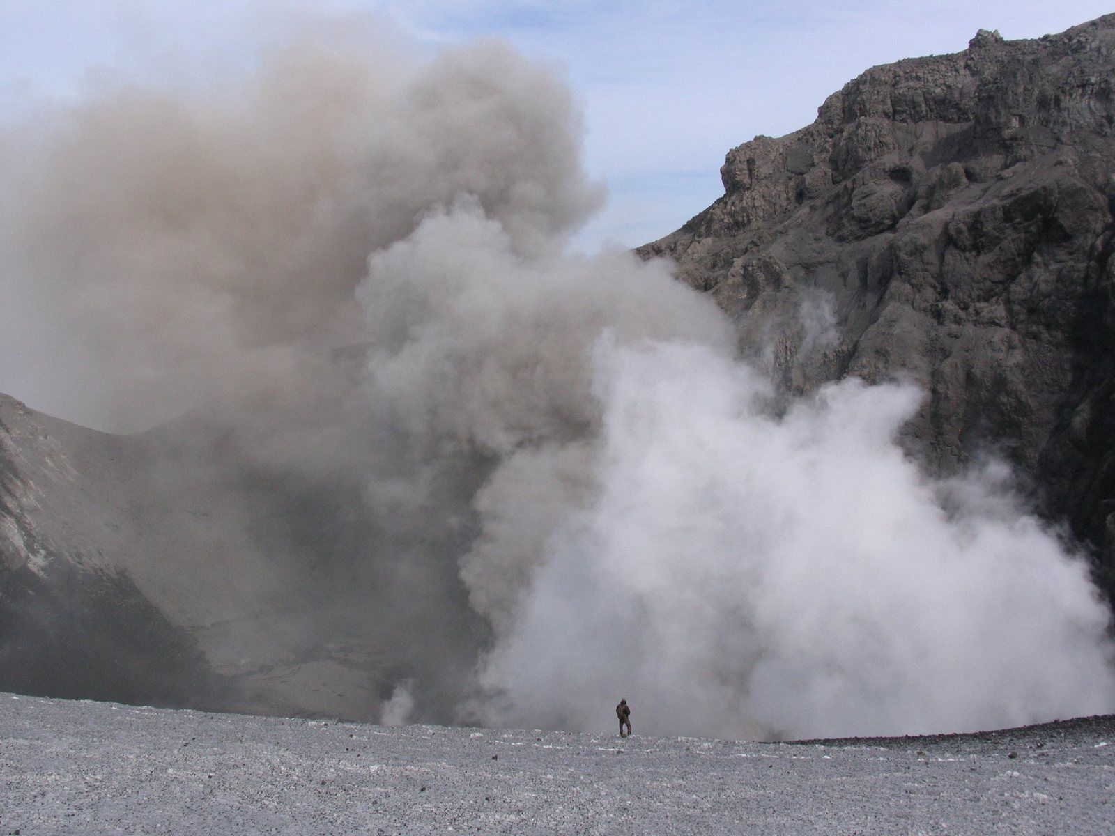 Copahue - l'échelle du cratère actif est donné par le personnage au centre - photo 14.10.2014 /  LESVA - Laboratorio de Estudio y Seguimiento de Volcanes Activos