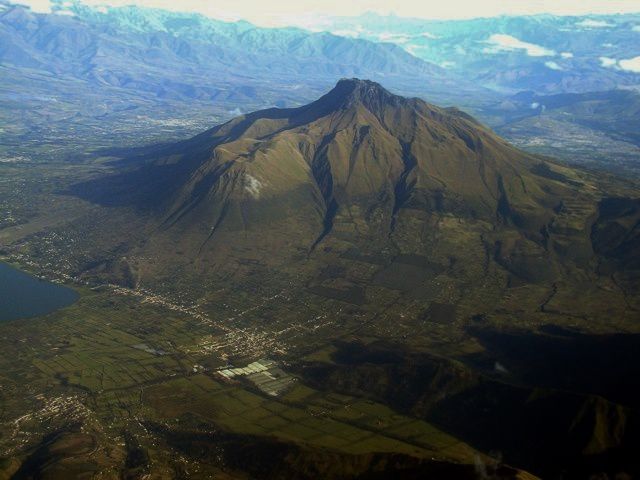 De gauche à droite, la ville de San Pablo del Lago, au bord de la Laguna de San Pablo, puis l’Huarmi Imbabura et le sommet, le Taita Imbabura – photo Patricio Ramón / IGEPN