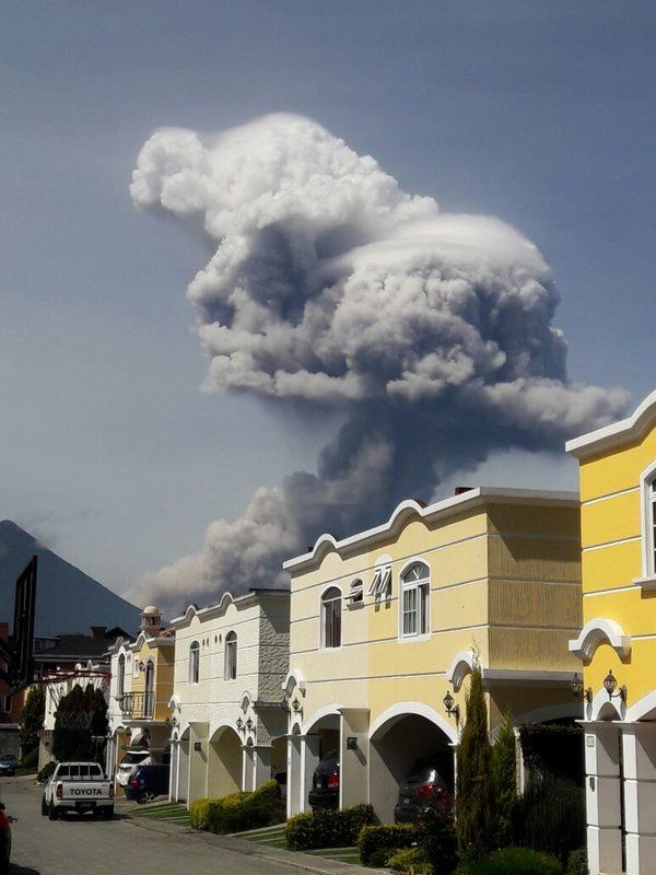 Santiaguito - 05/19/2016 -  the eruption from the nearby houses - photo Stereo100xela / Twitter