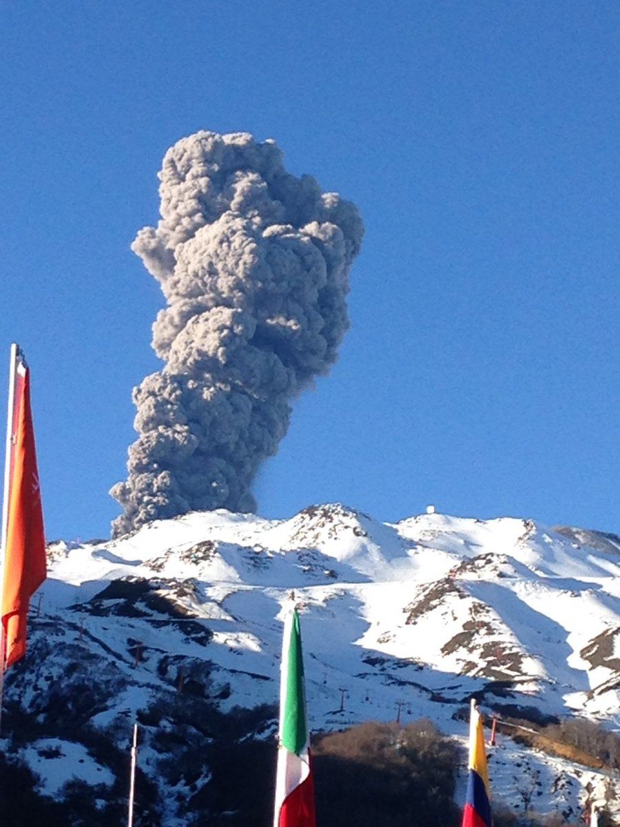 Nevados de Chillan - le panache de l'explosion du 08.08.2016 / 17h32 vu des stations de ski - photo Sernageomin