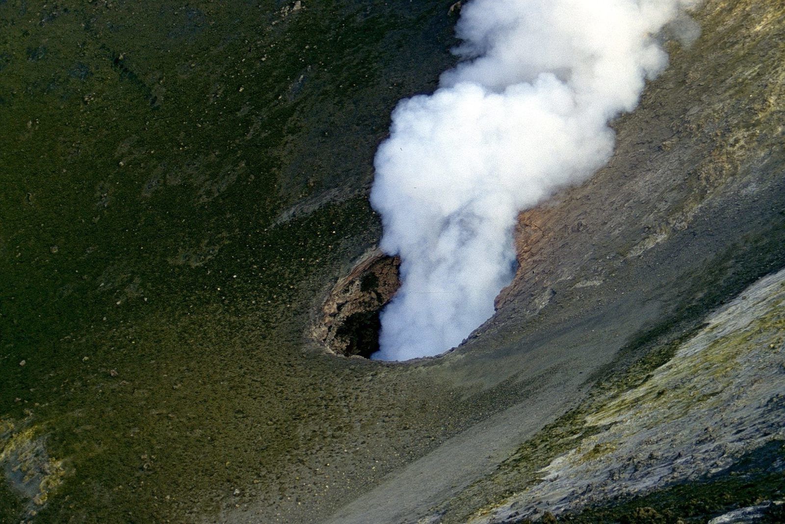  Etna, le nouveau pit crater dans la paroi est de la Voragine -  photo 10.08.2016 Boris Behncke