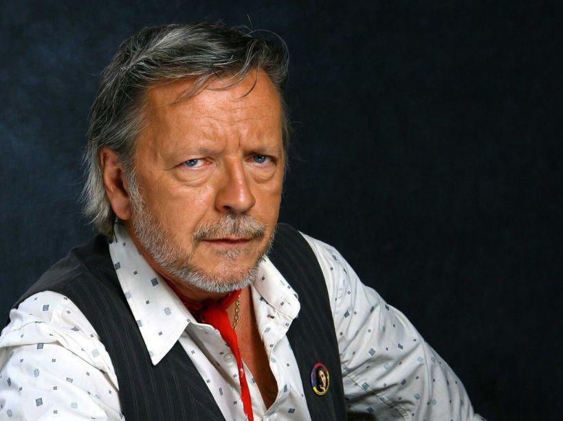 Renaud, toujours debout !