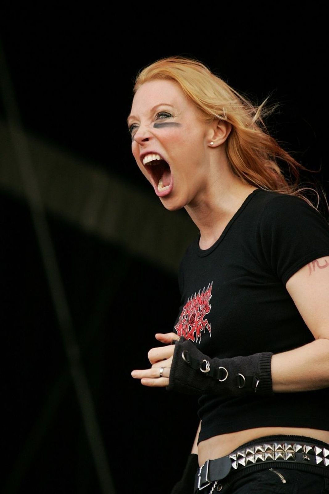 ob_22f135_angela-gossow-archenemy-01.jpg