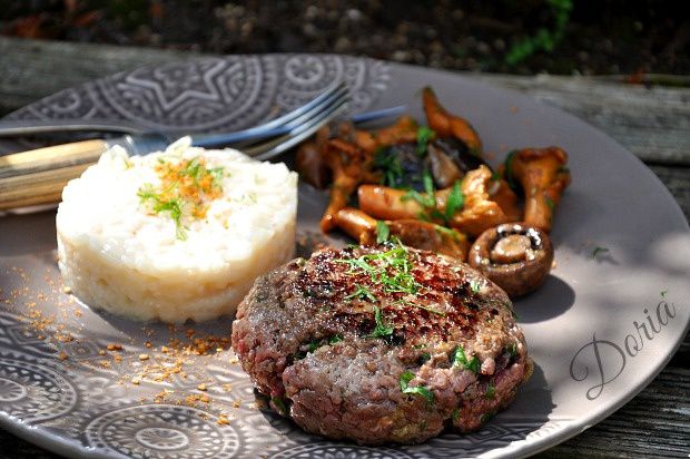 Steak haché de boeuf, risotto et champignons des bois -