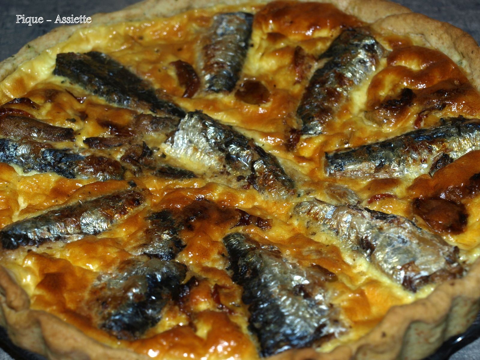 Quiche aux sardines et tomates confites. Pique Assiette