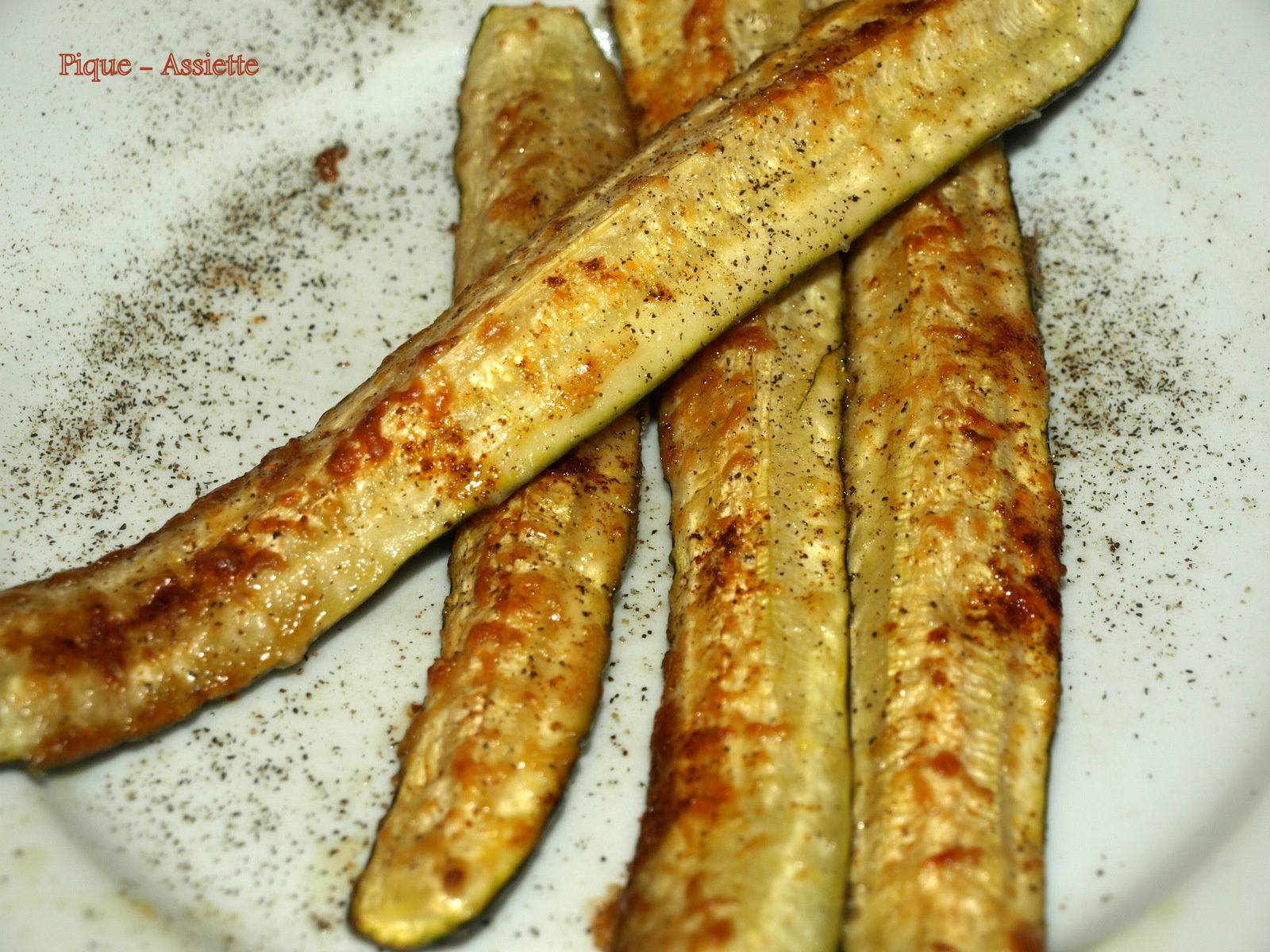 Courgettes rôties au parmesan, à l'ail et au citron. - Pique - Assiette