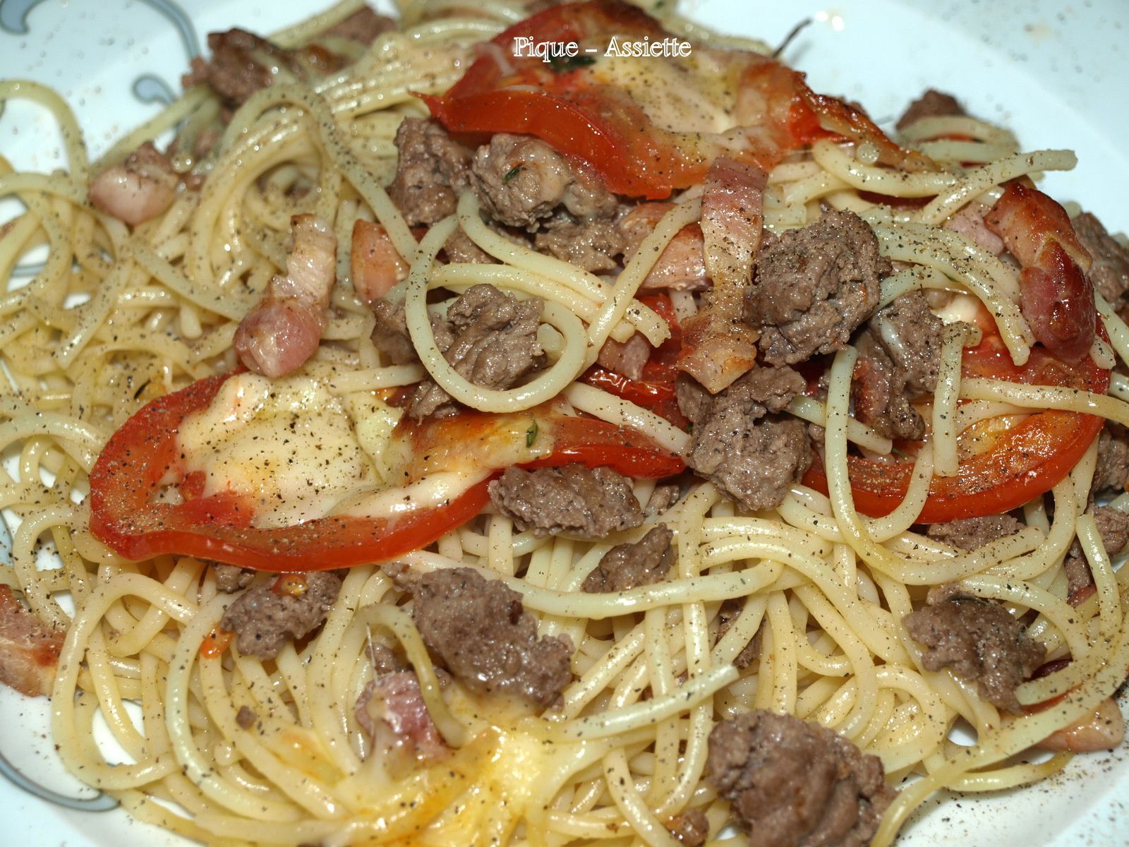 Spaghettis gratinés à la mozzarella.  