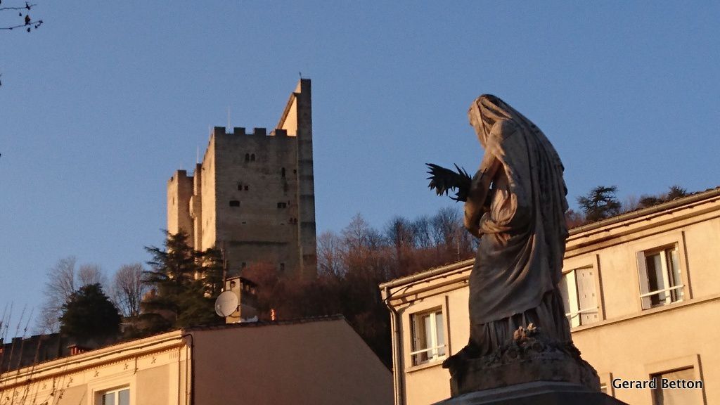 Arrivée à Crest, avec un superbe ciel bleu (Place du Joubernon, le monument aux morts )