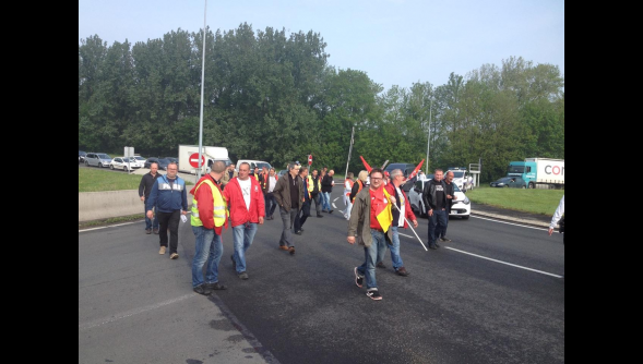 12 mai à Béthune la CGT bloque l'autoroute A 6