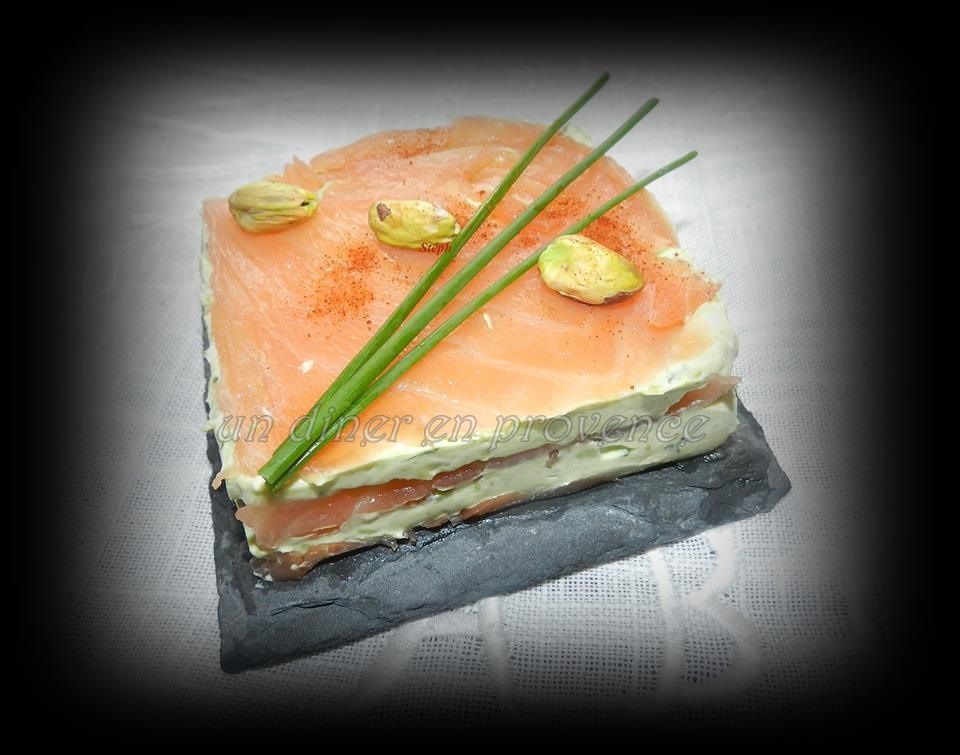 Mille-feuille de saumon, avocat, fromage frais & pistache - Un dîner en  provence