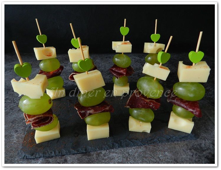 Blog culinaire impertinent et un peu rigolo: Gruyère, coppa & raisin une  petite brochette pour l'apéro!