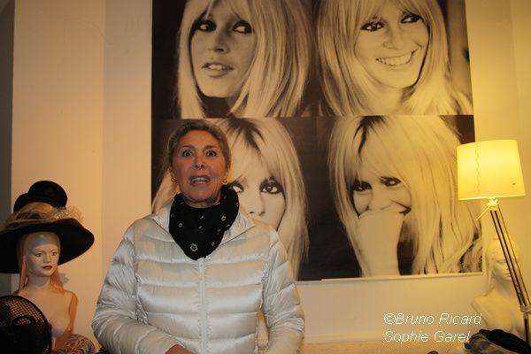 Brigitte Bardot...Ils posent devant sa photo...