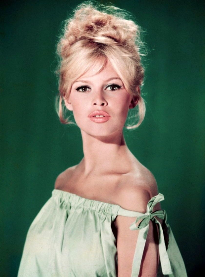La sensuelle Brigitte Bardot inspire encore aujourd’hui les créateurs de mode qui ont remodelé son type d’encolure dénudant les épaules pour en faire ce qu’on appelle ­maintenant le « top » Bardot; LA pièce à porter cet été. 