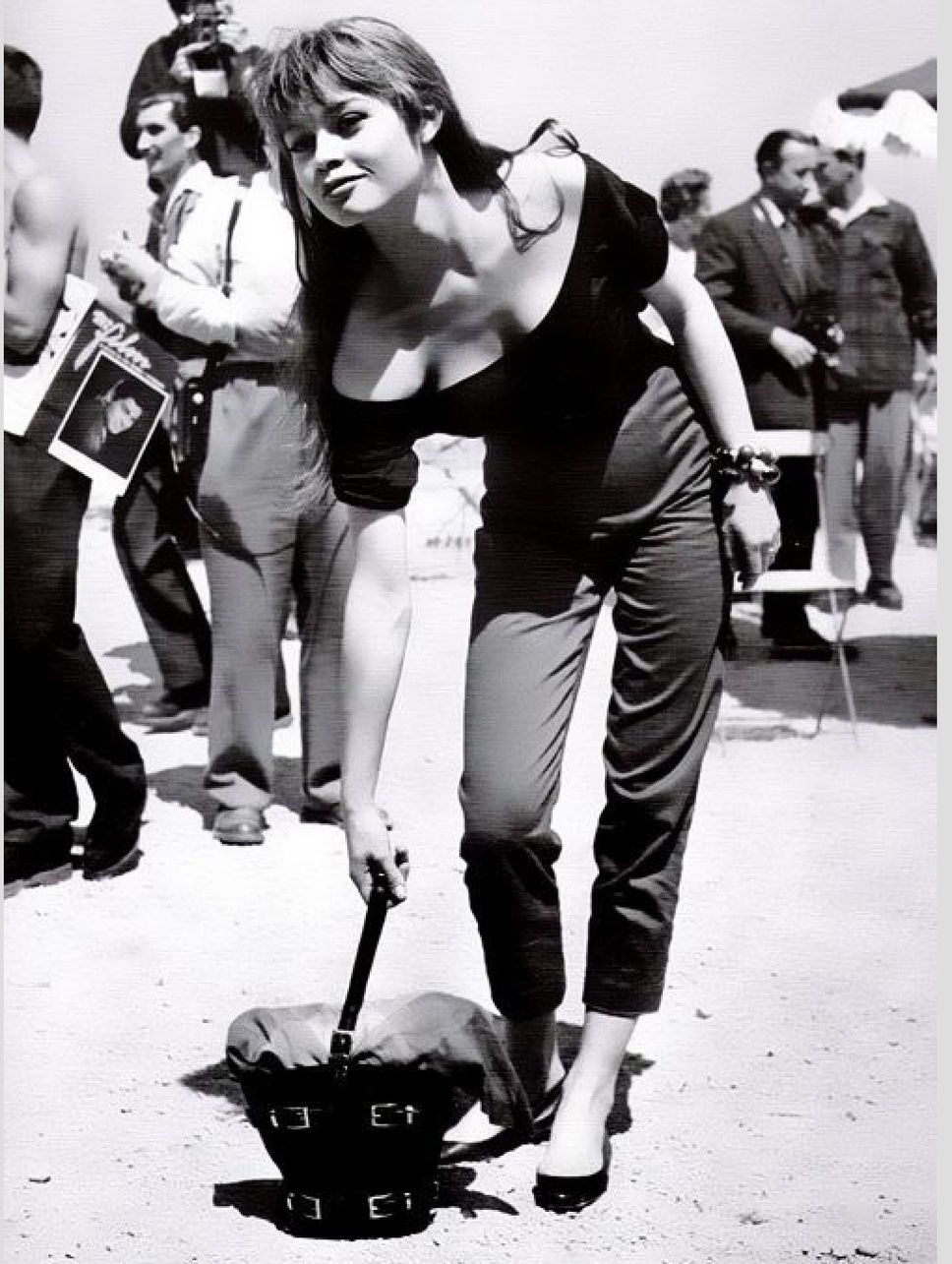 Celle qu’on appelait la Marilyn Monroe européenne, Brigitte Bardot, est à l’origine de plusieurs tendances. L’icône du style des années 1960 continue d’inspirer les couturiers cette saison avec le fameux haut qui dévoile les épaules et que l’on nomme le « top » Bardot.