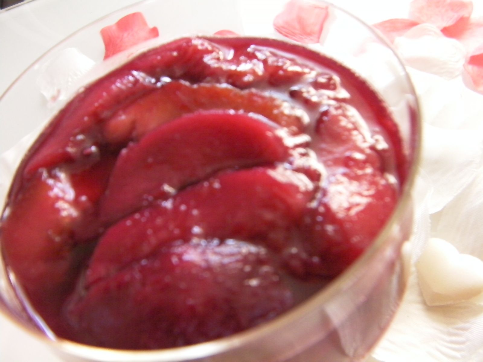 La compote de pêche de vigne.. La cuisson s'effectue par "pochage au