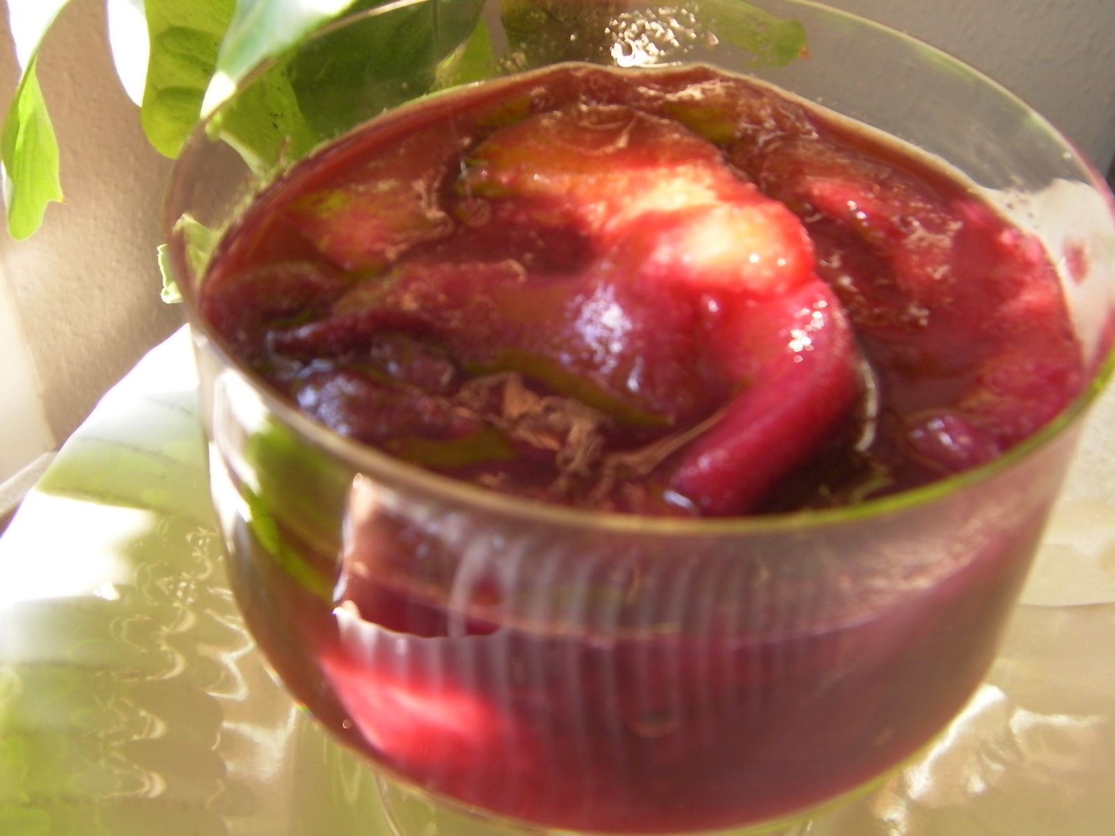 La compote de pêche de vigne.. La cuisson s'effectue par "pochage au