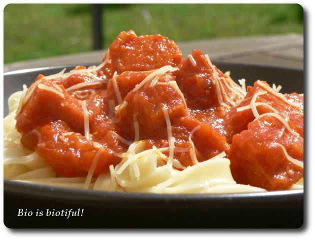 Tagliatelles, sauce tomate au saucisson à l'ail - Bio is biotiful !