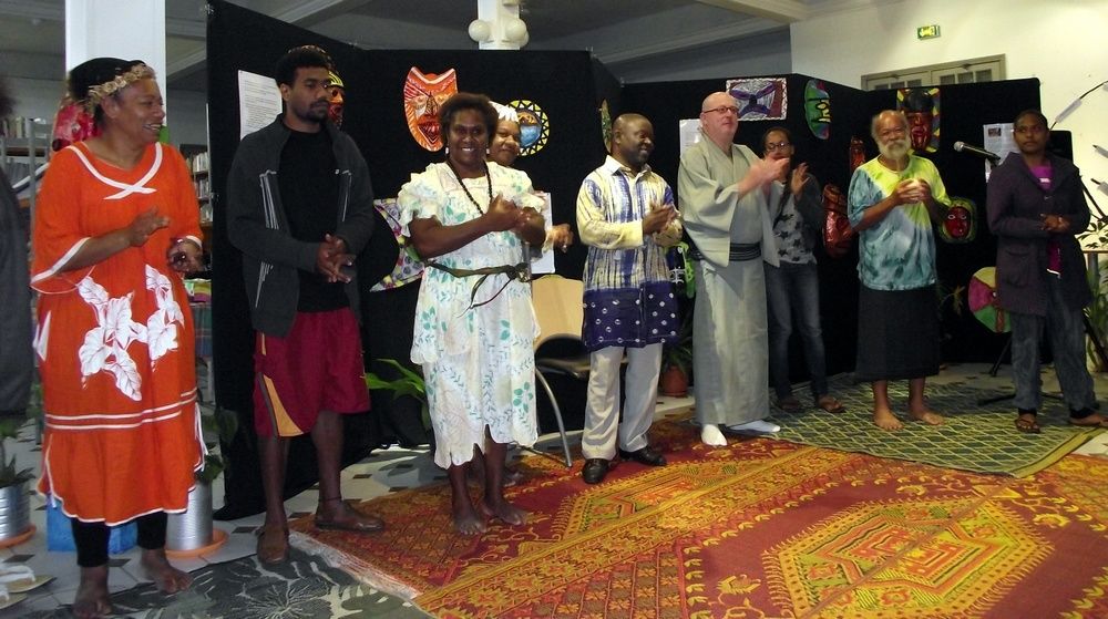 Une partie des conteurs invités et Daniel Monnet