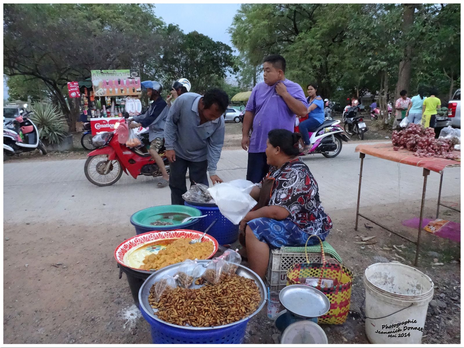Un soir de marché dans la campagne de Thailande