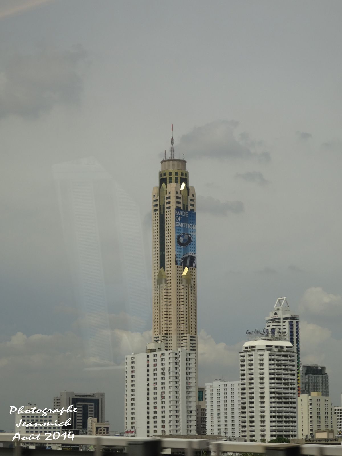 Le plus haut bâtiment de Bangkok..., qui ne le restera plus très longtemps, une autre tour est déjà en construction.