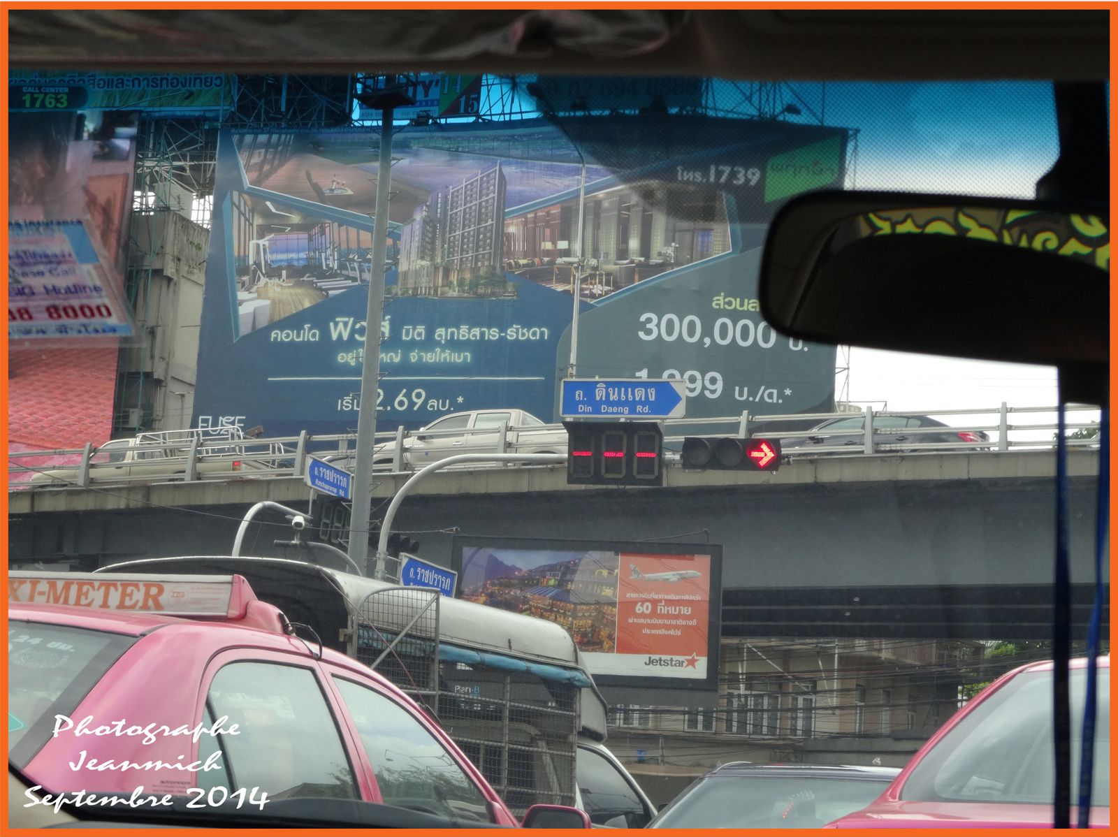 de la fenêtre du taxi, les embouteillages traditionnel de Bangkok....