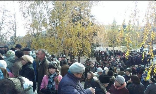 Donetsk: on fait la queue pour voter