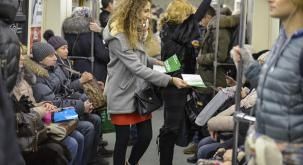 L'opposition distribue des tracts dans le métro de Moscou pour appeler à une manifestation