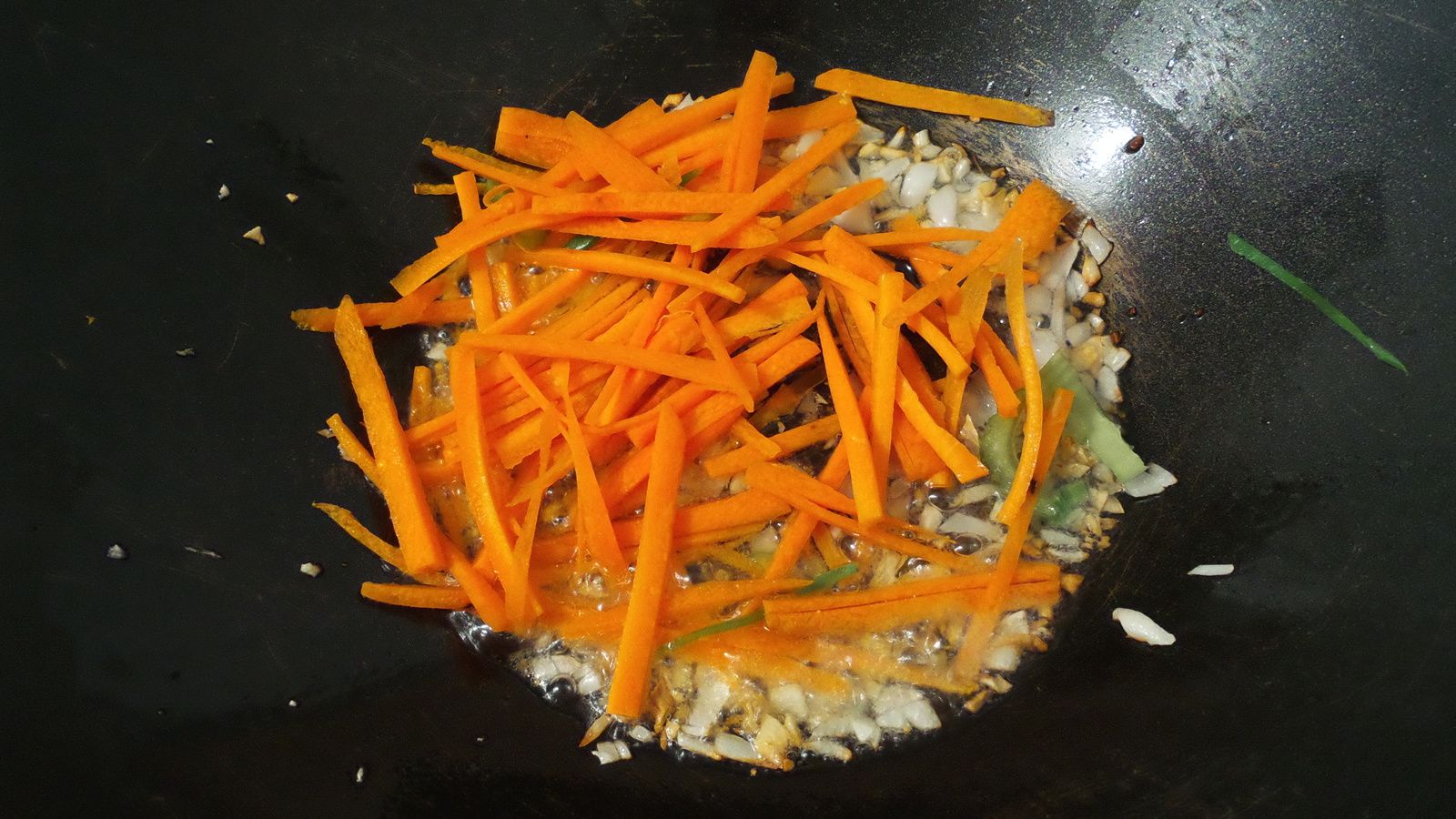 incorporer les carottes toujours en feu vif, d'ailleurs vous rester en feu vif jusqu’à la fin, laisser saisir les carottes elle vont gagner un aspect légèrement ramollie 