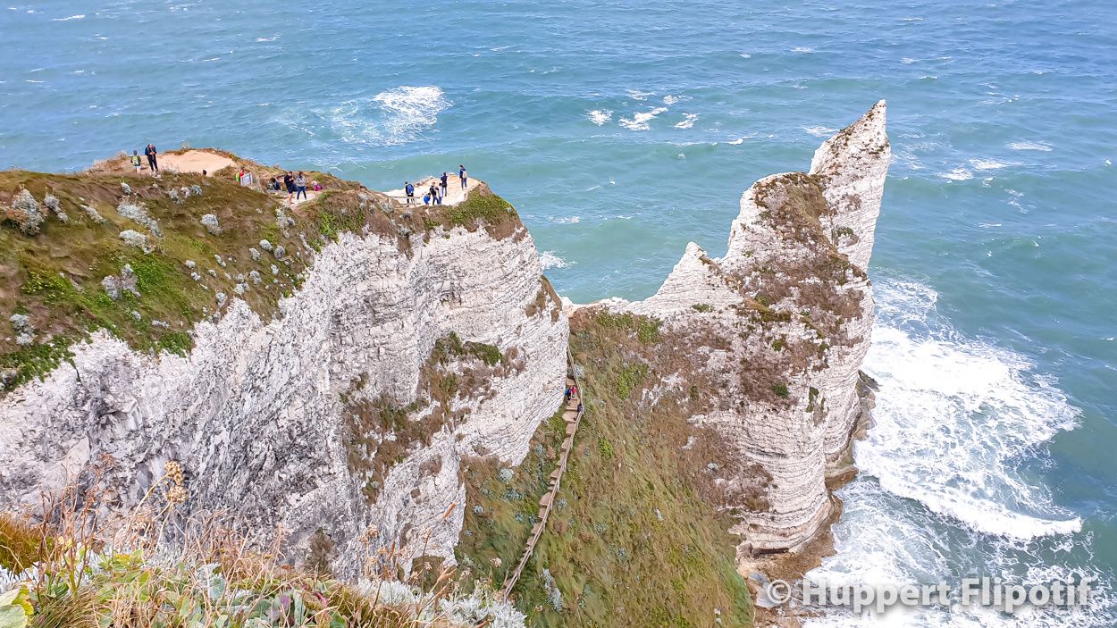 Descendre au pied de la falaise Amont d'Etretat