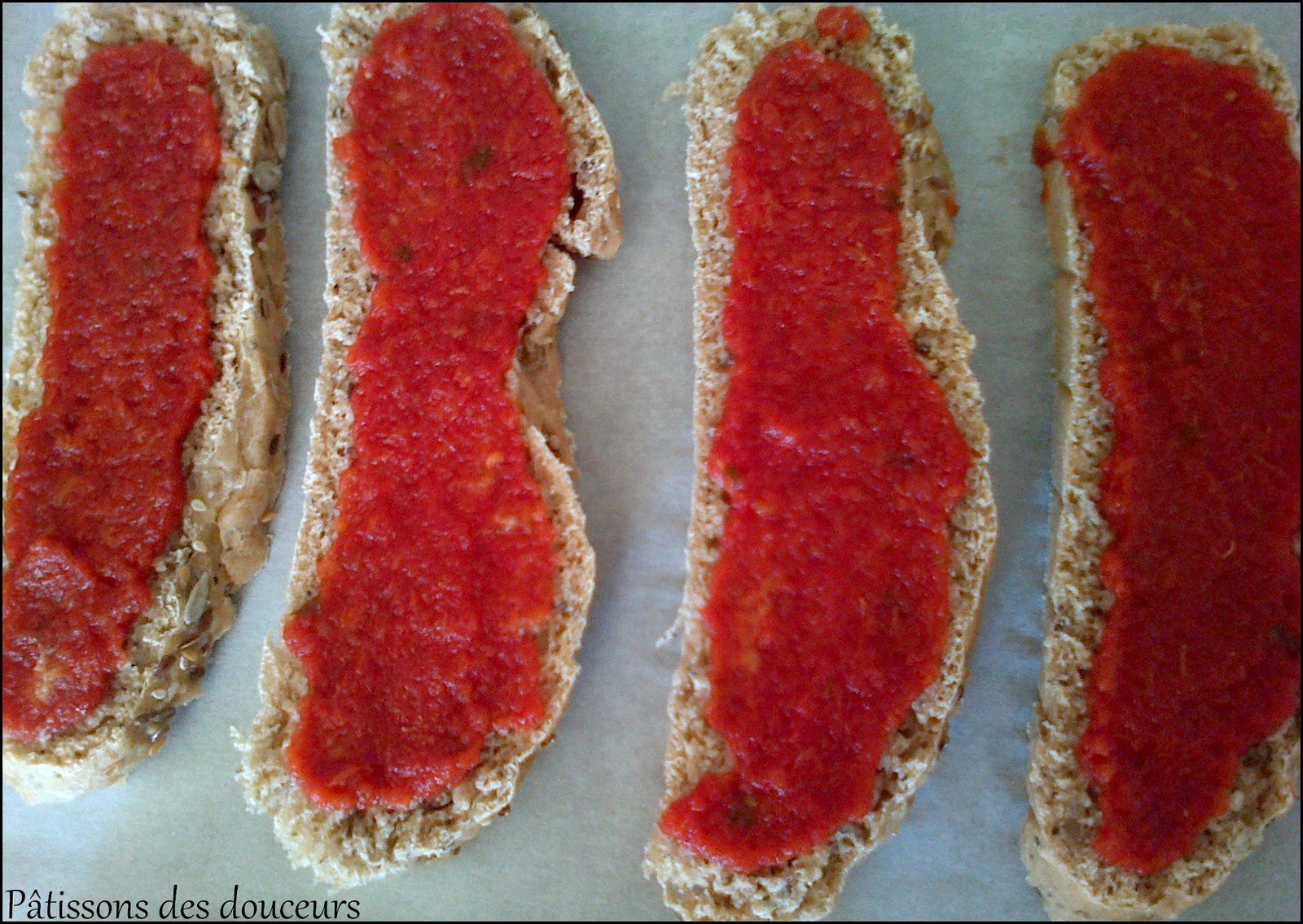 Des crostinis à la sauce tomate et bacon