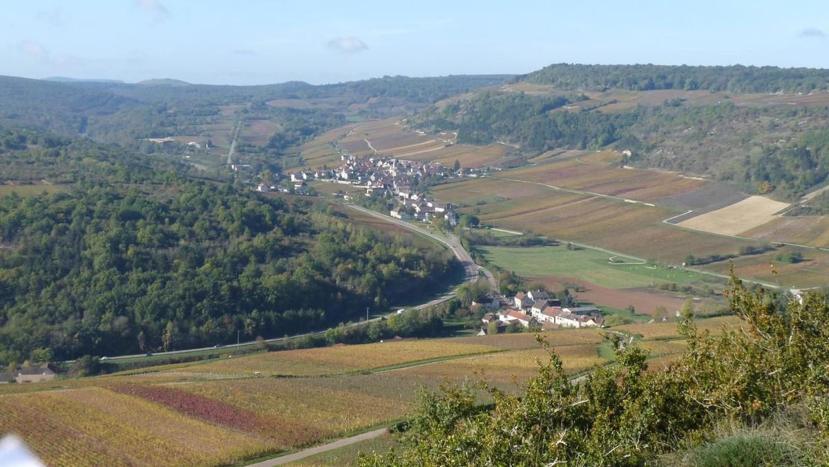 Les falaises d'Orches et le château de La Rochepot. Côte d'Or 2014