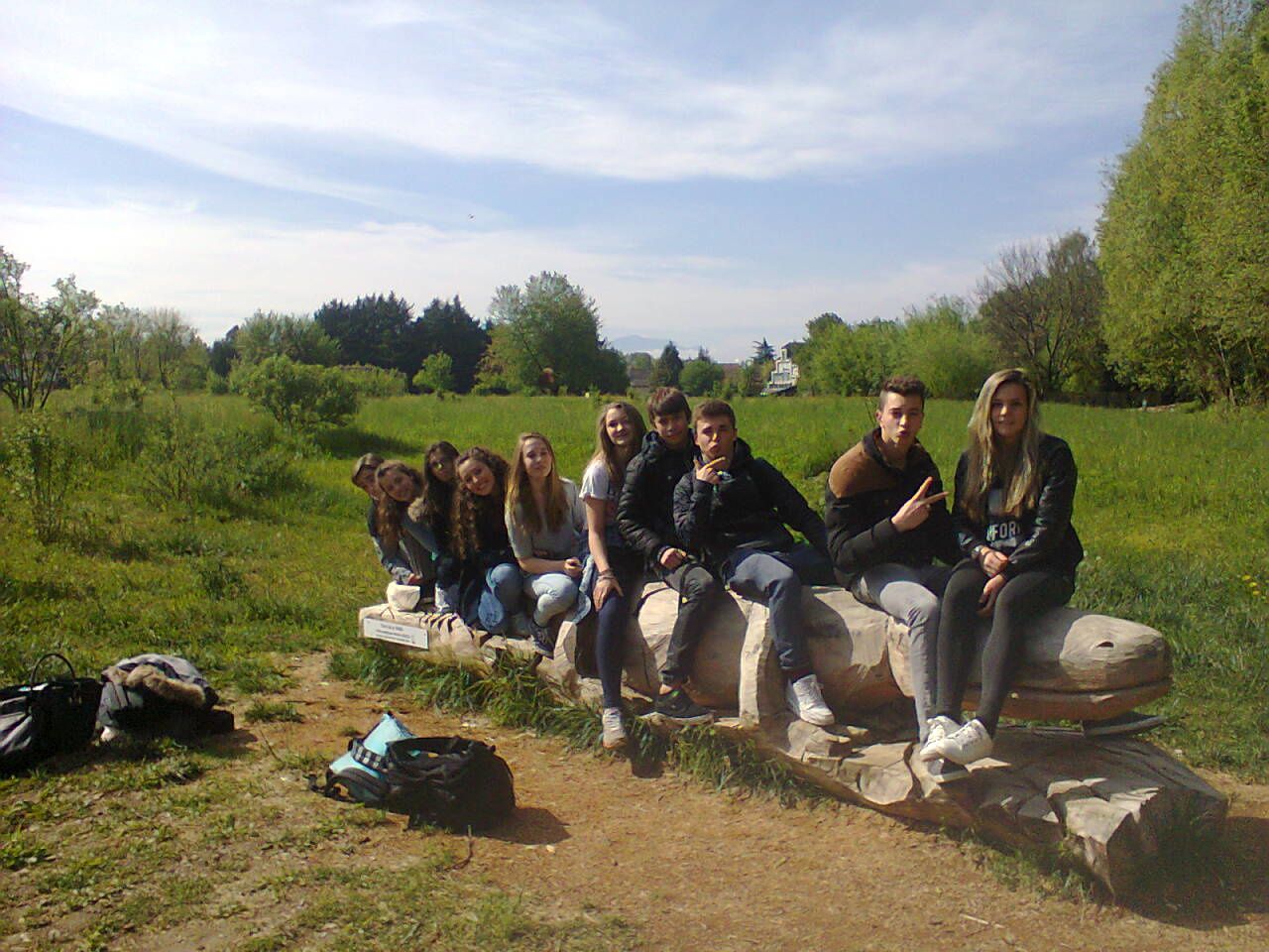 "Pause-triton" des élèves de seconde du Lycée de Thonon  après la découverte du jardin dans le cadre de leur projet d'étude sur la biodiversité et le développement durable.