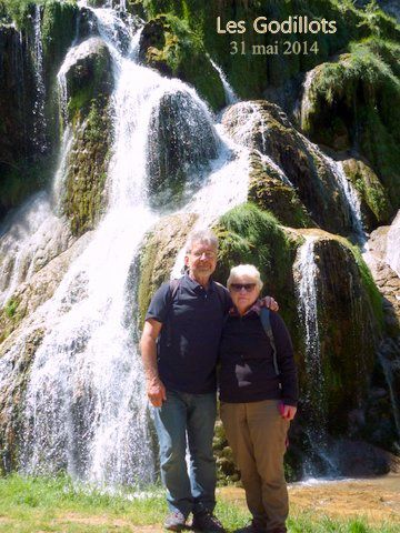 Superbe photo de Martine et Dominique posant devant la cascade surnommée le "voile de la mariée"!  