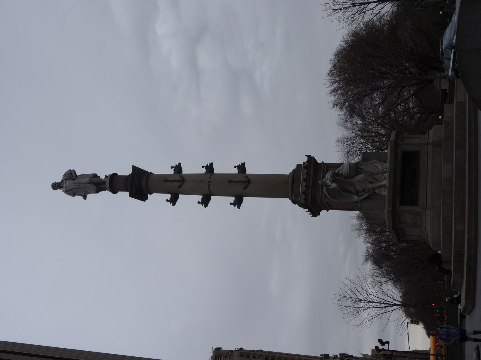 Colonne de marbre portant la statue de Christophe Colomb pour fter lanniversaire de la dcouverte de lAmrique