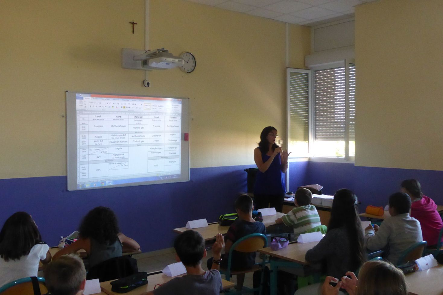 Le TBI (Tableau Blanc Interactif) est une pièce maîtresse de la pédagogie au collège. Toutes les classes de 6èmes et de 3èmes en sont équipées. Il permet ici de bien visualiser et comprendre son emploi du temps.