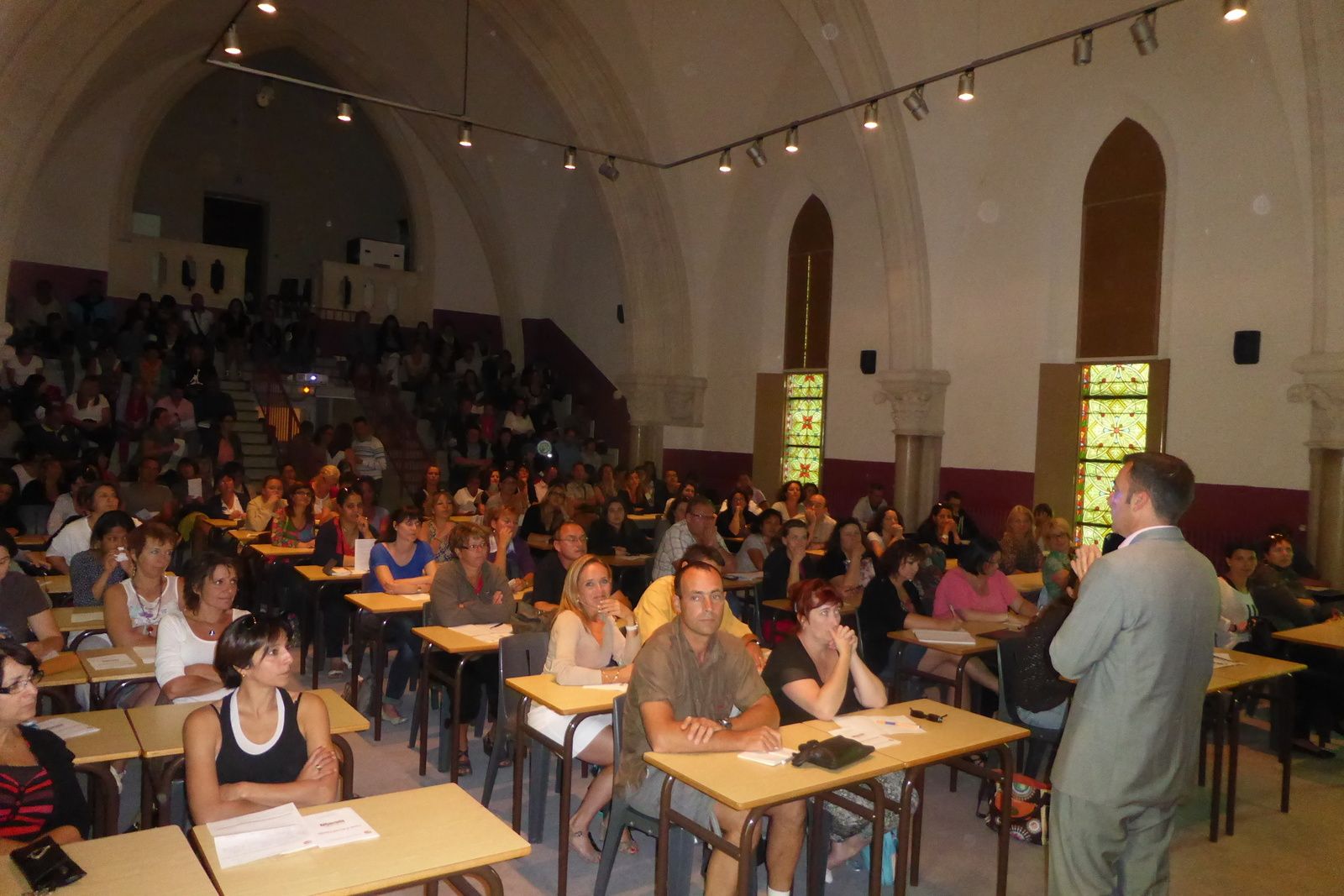 Les parents sont reçus dans la grande salle d'étude Champagnat.