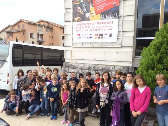 Les élèves du cycle HPI (6°,4°,3°) devant le théâtre de Privas pour le spectacle de "L'Adoptée", le 9 octobre 2014