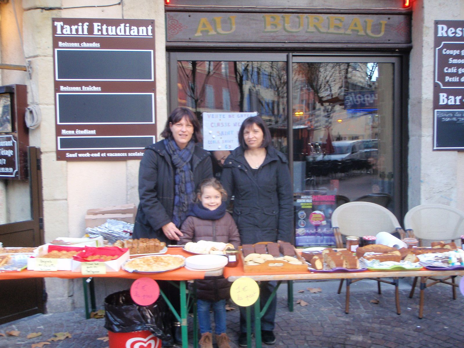 Vente de gâteaux au marché d'Aubenas