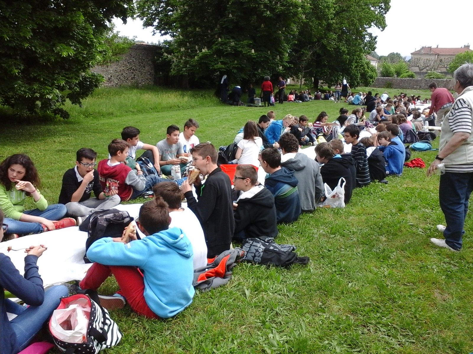 Rassemblement de Viviers : TOUS AMIS DANS LE SEIGNEUR...