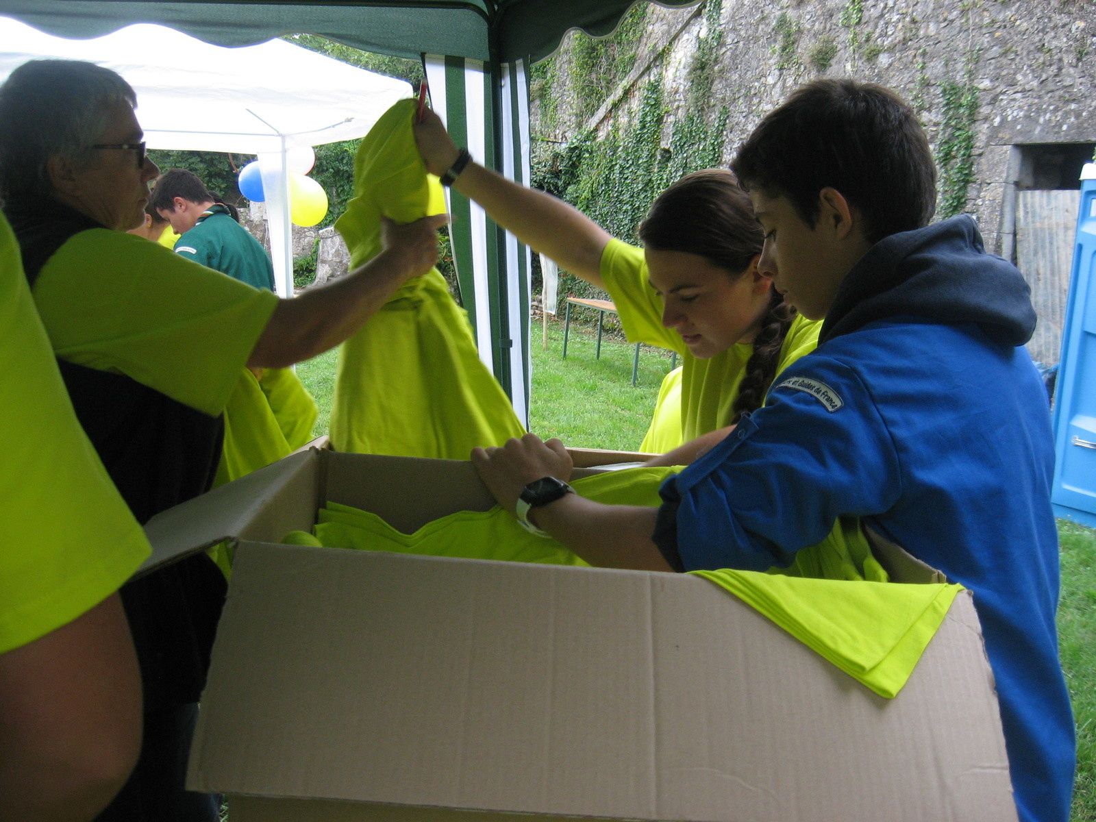 Distribution des tee shirts « Passons sur l’autre rive »