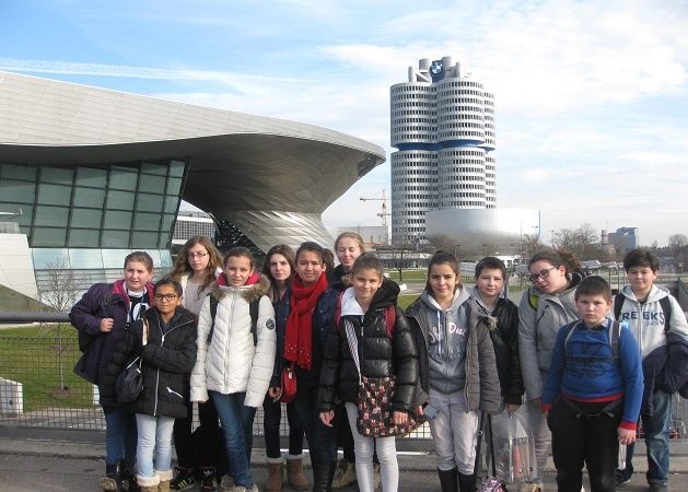  Les élèves de 5 ème devant le Monde  BMW, le musée et la tour BMW.