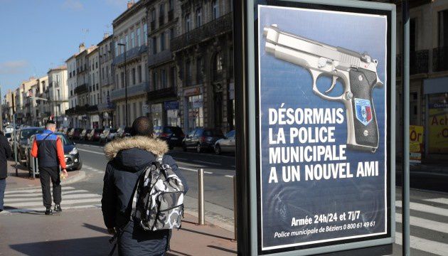 La campagne du maire frontiste de Béziers pour annoncer l'armement des policiers municipaux(SYLVAIN THOMAS / AFP)